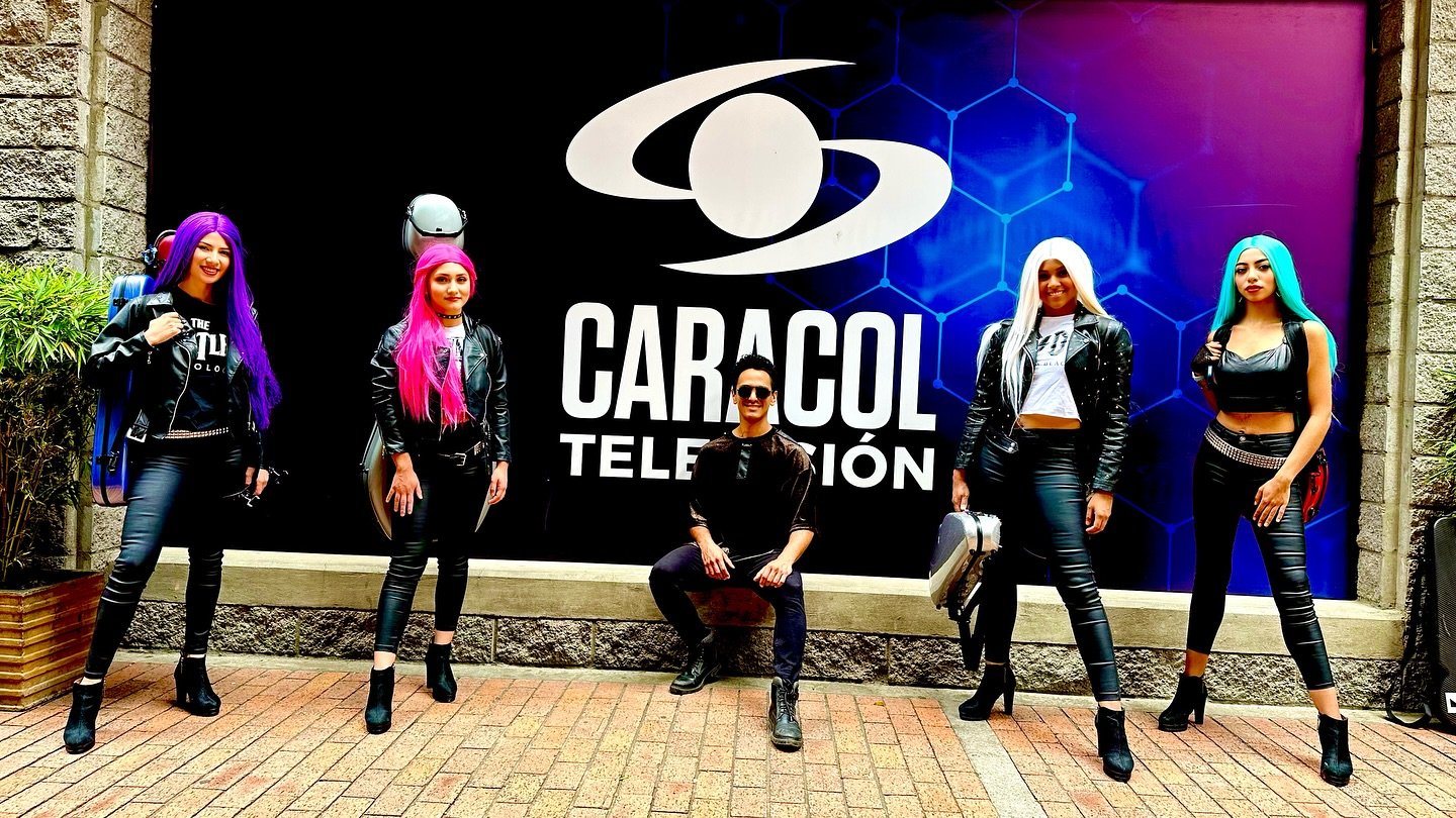 Chicas Bond — Prensa nacional
